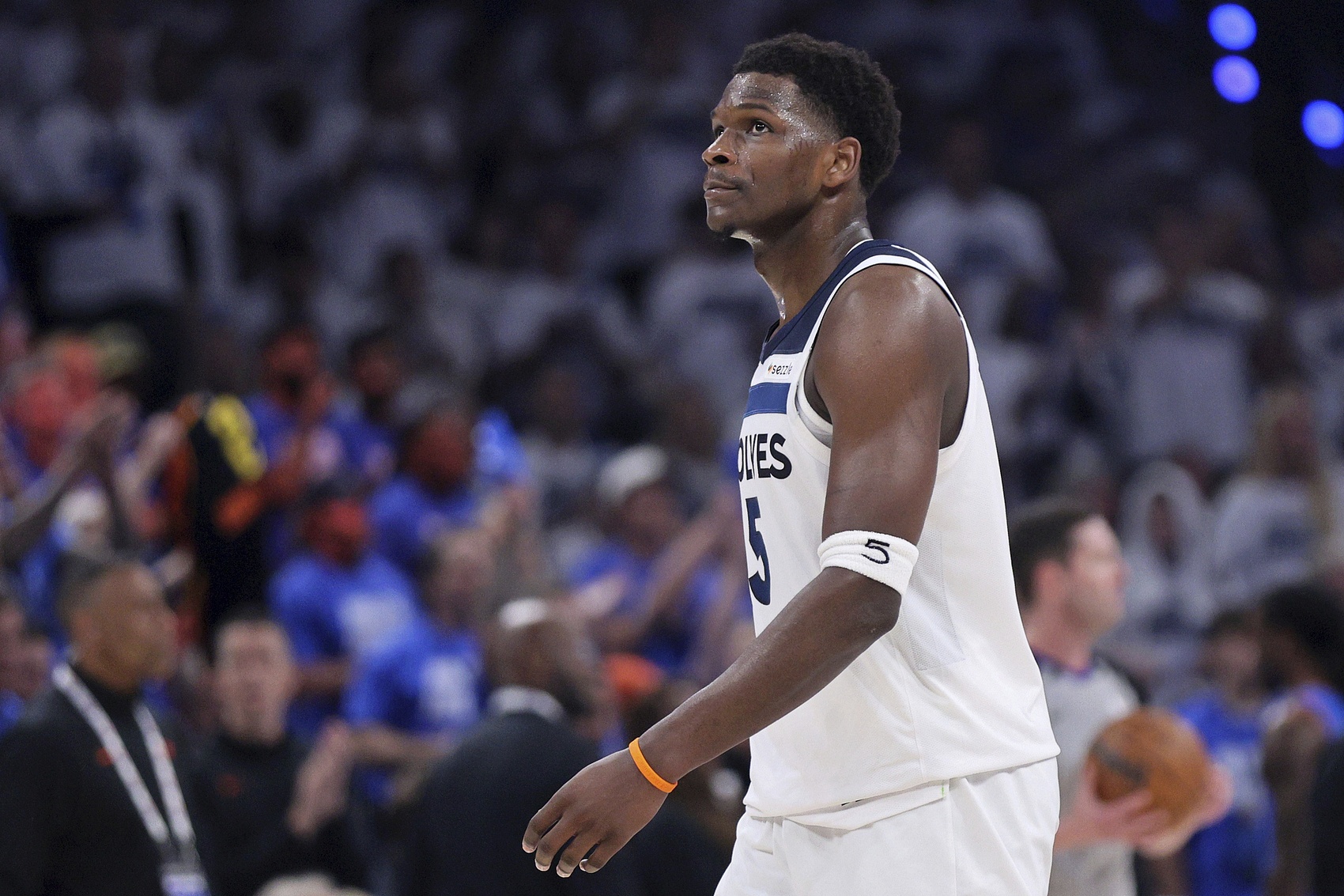 乐鱼官方网站-助力梦想！爱德华兹为休斯敦学生捐赠150双签名球鞋AE1