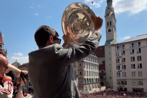 乐鱼官方网站-穆勒在夺冠庆典中接受球迷欢呼！拜仁社媒：传奇！