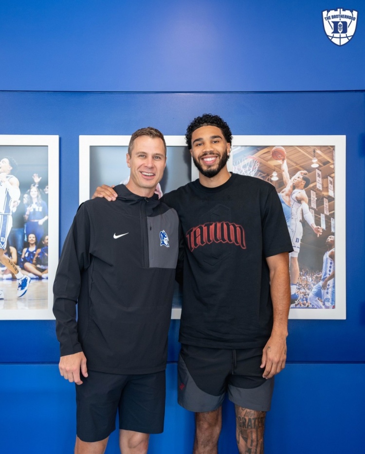 乐鱼官方网站-一生蓝魔情！杜克社媒晒塔图姆&amp;弗拉格&amp;班凯罗等人回母校训练！