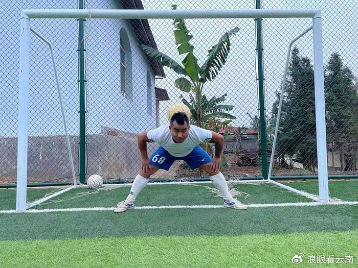 养牛、巡边、踢足球，他一样不差！