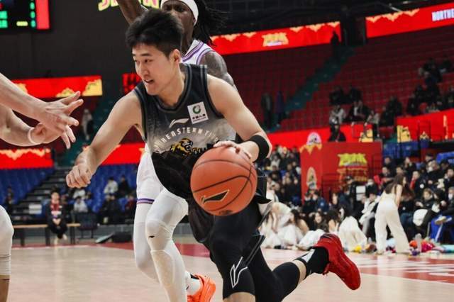 乐鱼中国官网-32分+6记三分！失意国手砍分能力不输小外援，郭士强该重点考察了